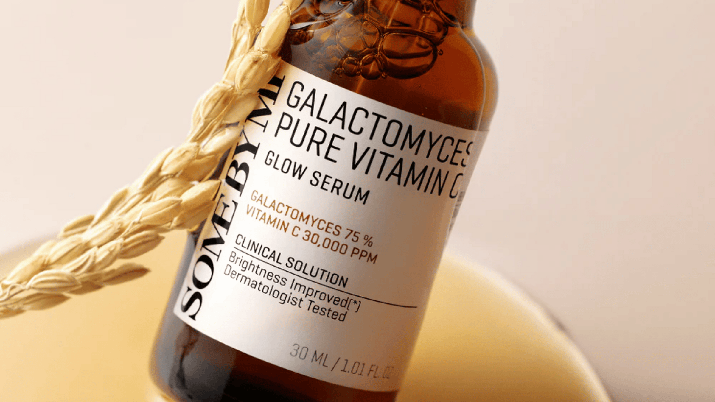 Some By Mi Galactomyces Pure Vitamin C Glow Serum kombinerar 75 % galactomyces-extrakt och 30 000 ppm vitamin C. Den ljusar upp hudtonen, minskar pigmentering och återfuktar på djupet. Perfekt för att ge huden en naturlig lyster och förbättra dess textur.