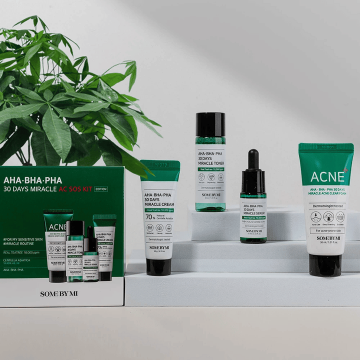  Ett set av SOME BY MI AHA-BHA-PHA 30 Days Miracle hudvårdsprodukter, inklusive toner, serum, kräm och rengöringsskum, presenterade bredvid en grön planta på en vit hylla.