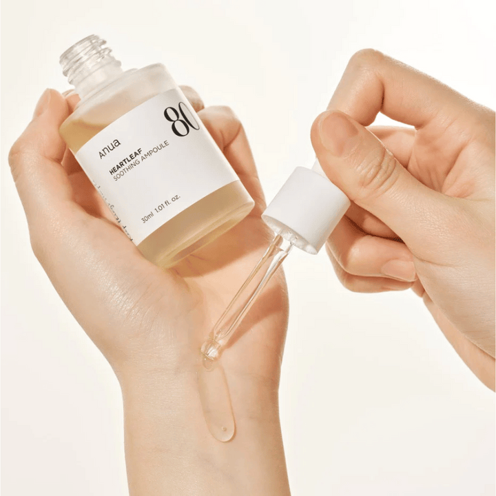 En hand som håller en Heartleaf 80% Soothing Ampoule 30ml från Anua.