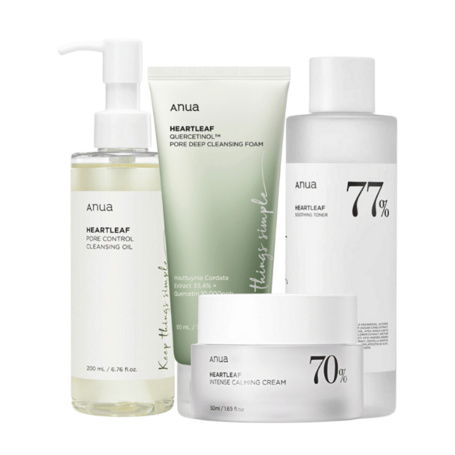 En uppsättning hudvårdsprodukter från Anua, innehållande Heartleaf Pore Control Cleansing Oil, Heartleaf 77% Soothing Toner, Heartleaf Quercetin+ Pore Deep Cleansing Foam, och Heartleaf 70% Intense Calming Cream. Dessa produkter är formulerade med hjärtblad och andra lugnande ingredienser, designade för att minska porer, lugna och återfukta huden.