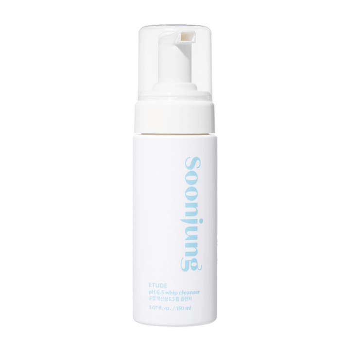 En vit pumpflaska med texten "Soon Jung pH 6.5 Whip Cleanser" från ETUDE, innehåller 5.07 oz. / 150 ml. Designen är enkel och modern med en ren vit bakgrund.