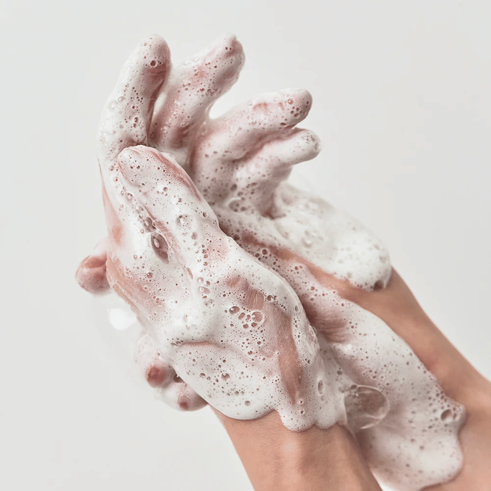 Heartleaf Succinic Moisture Cleansing Foam rengör effektivt samtidigt som den återfuktar huden. Med lugnande extrakt av hjärtblad är den idealisk för känslig hud. Skapar ett rikt skum som tar bort smuts och orenheter utan att störa hudens naturliga fuktbalans.