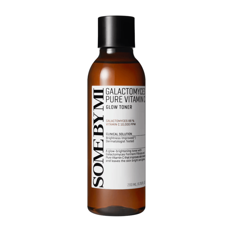 Bild av SOME BY MI Galactomyces Pure Vitamin C Glow Toner. Produkten presenteras i en transparent flaska med svart lock och tydlig märkning. Den innehåller 88% galactomyces och 10 000 ppm vitamin C, vilket ger en ljusare hudton och förbättrar hudens lyster. Flaskans innehåll är dermatologiskt testat.