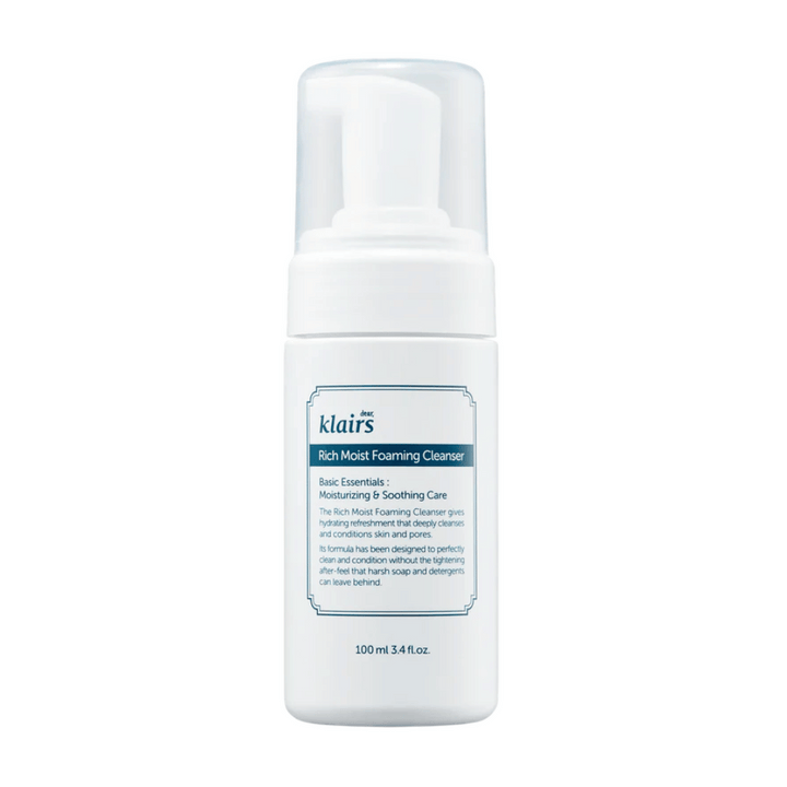 En pumpflaska av Klairs Rich Moist Foaming Cleanser med beskrivning av återfuktande och lugnande egenskaper, mot en vit bakgrund.