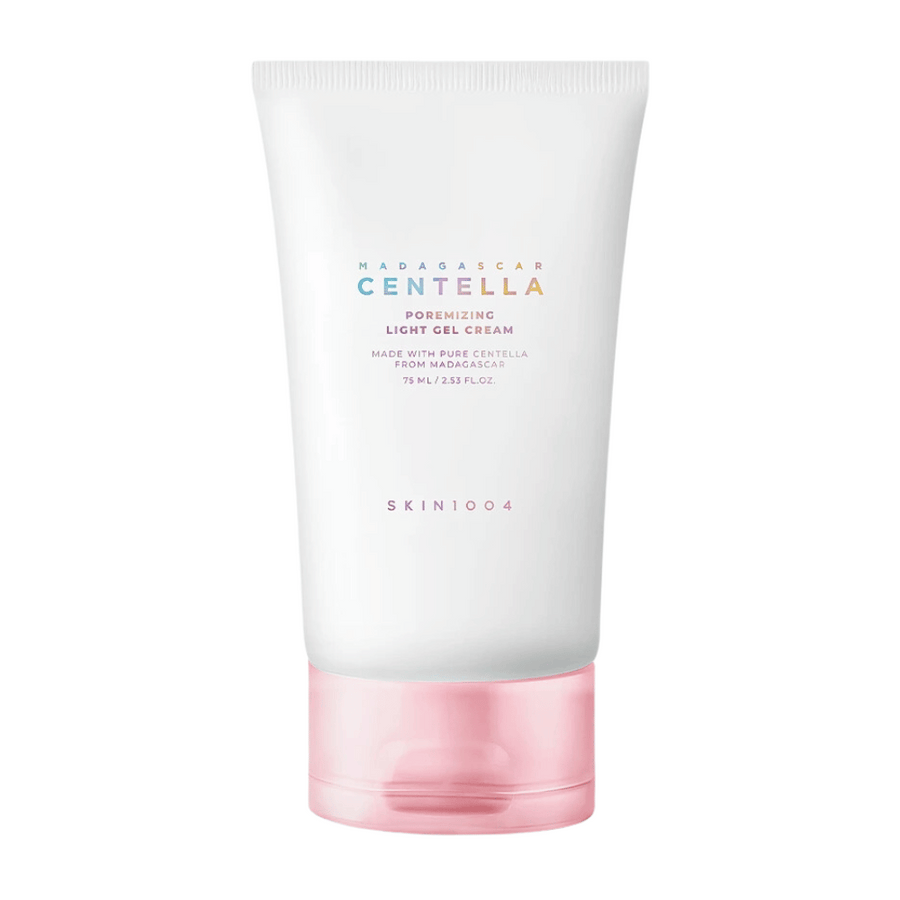 Madagascar Centella Poremizing Light Gel Cream presenteras i en vit och rosa tub. Produkten är gjord med ren centella från Madagaskar och har en lätt geléliknande konsistens, vilket gör den idealisk för att reducera porer och ge en fräsch känsla.