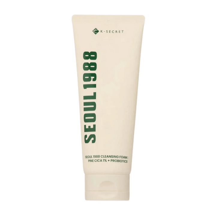 SEOUl 1988 Cleansing Foam - Pine Cica 1% + Probiotics
En djuprengörande skumrengöring berikad med Pine Cica och probiotika för att lugna och balansera huden. Perfekt för att avlägsna orenheter och återställa hudens naturliga fuktbarriär utan att torka ut. Passar alla hudtyper, även känslig hud.