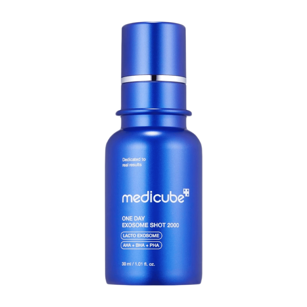 Med Medicube One Day Exosome Shot Pore Ampoule 2000 får du en effektiv lösning för porreduktion och hudförnyelse. Berikad med Lacto Exosome och AHA, BHA och PHA exfolierar den varsamt samtidigt som den förbättrar hudens struktur och återfuktar på djupet.