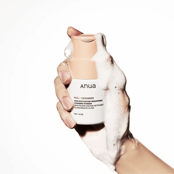 Anua Rice Enzyme Brightening Cleansing Powder är en rengöringsprodukt som innehåller ris och ceramider. Den är designad för att ge en mild exfoliering och lyster till huden. Produkten löser upp smuts och döda hudceller för att lämna huden ren och fräsch. Idealisk för daglig användning, hjälper den till att förbättra hudens textur och ge en jämnare ton.