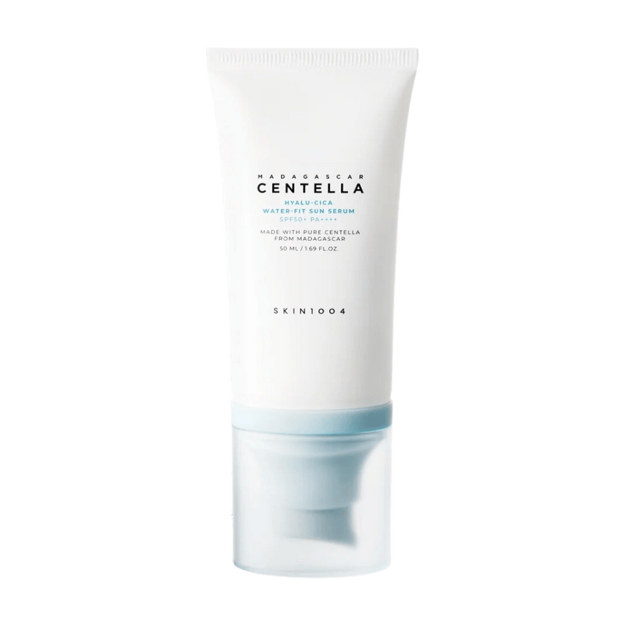 Madagascar Centella Hyalu-Cica Water-Fit Sun Serum 50ml från SKIN1004 skyddar mot UV-strålar samtidigt som det ökar fukten med Madagascar Centella.