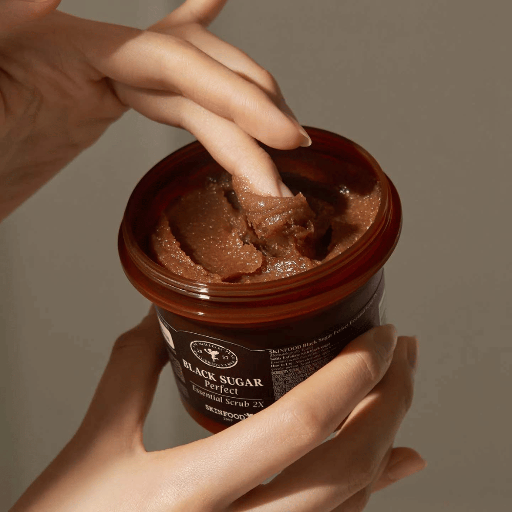 Nyckelord: SKINFOOD Black Sugar Perfect Essential Scrub 2X 210g