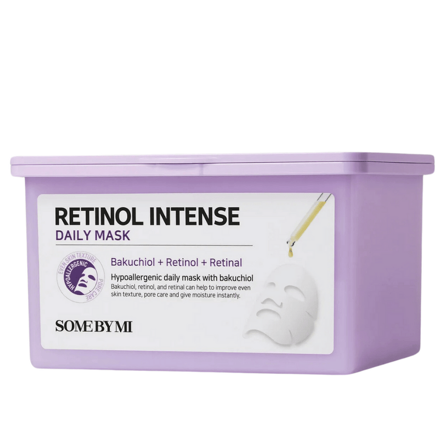 Den här bilden visar Some By Mi
"Retinol Intense Daily Mask." Denna dagliga ansiktsmask innehåller bakuchiol, retinol och retinal, vilka hjälper till att förbättra hudens struktur, minimera porer och tillföra fukt. Produkten är hypoallergen och utformad för daglig användning.