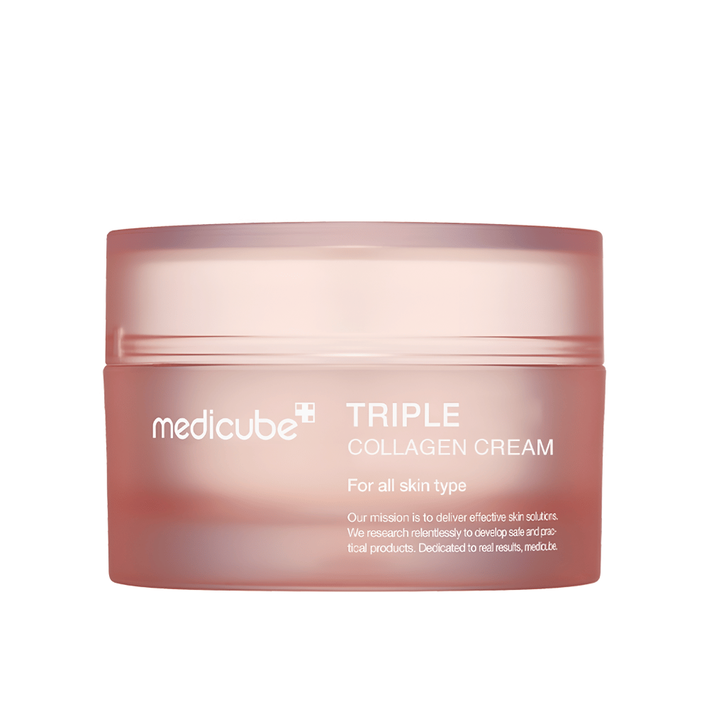 Bilden visar en behållare av Medicube Triple Collagen Cream. Denna ansiktskräm är framtagen för alla hudtyper och lovar att förbättra hudens elasticitet och fuktighetsnivå. Designen är minimalistisk med en mjuk rosa ton på förpackningen.