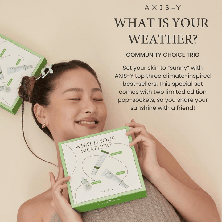 En kvinna visar upp AXIS-Y hudvårdskit "What is your weather?" som inkluderar tre klimat-inspirerade topprodukter och två begränsade upplagor av pop-sockets för att dela med en vän.