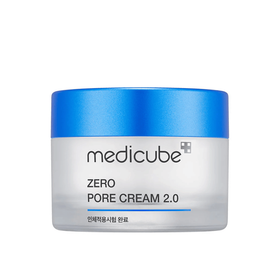 Medicube Zero Pore Cream 2.0 är en porförminskande ansiktskräm speciellt utformad för att ge en slätare och mattare hudstruktur. Den hjälper till att kontrollera talgproduktionen och minska synligheten av porer, vilket gör den idealisk för fet och kombinerad hudtyp.