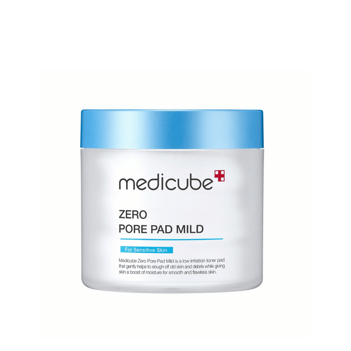 Medicube Zero Pore Pad Mild är en skonsam toner-pad för känslig hud. Den hjälper till att försiktigt exfoliera bort döda hudceller och orenheter samtidigt som den tillför fukt för en mjuk och slät hud. Produkten har en blå och vit förpackning, idealisk för daglig användning.