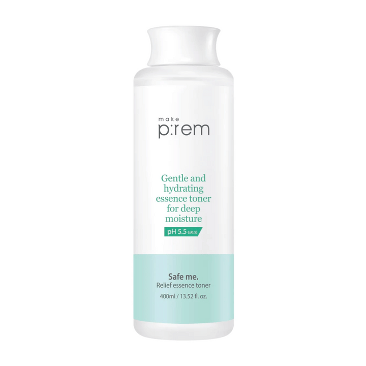 En flaska Make P:rem Safe Me Relief Essence Toner, avsedd för djup återfuktning med ett pH-värde på 5.5, mot en vit bakgrund.