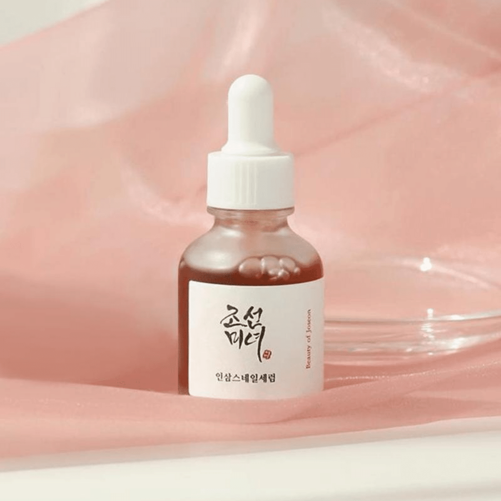 En flaska Beauty of Joseon Revive Serum 30ml på rosa bakgrund.