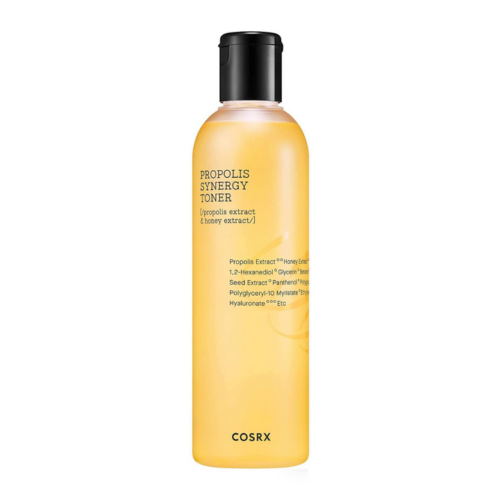 En flaska COSRX Full Fit Propolis Synergy Toner 150ml med antiinflammatoriska och antibakteriella effekter på vit bakgrund.