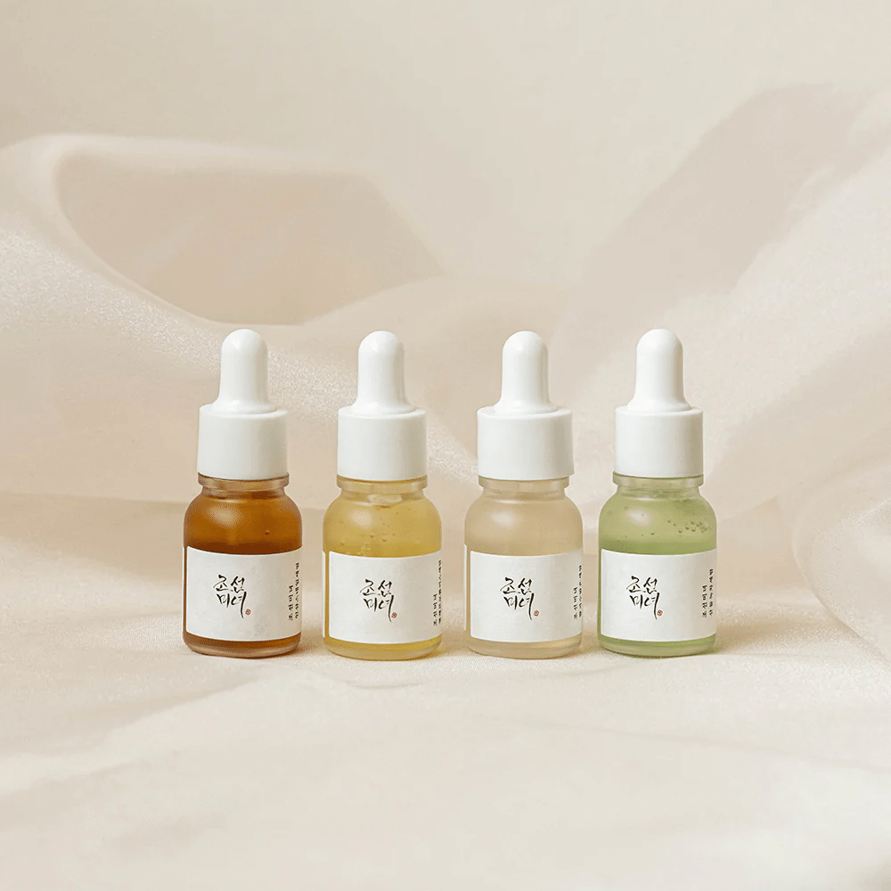 Fyra flaskor Beauty of Joseon Hanbang Serum Discovery Kit 4 st på vit bakgrund.