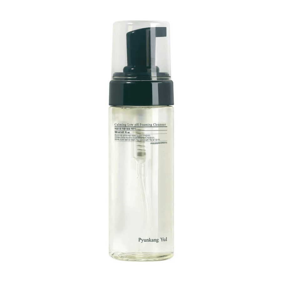 En flaska Pyunkang Yul Calming Low pH Foaming Cleanser 150ml på vit bakgrund.