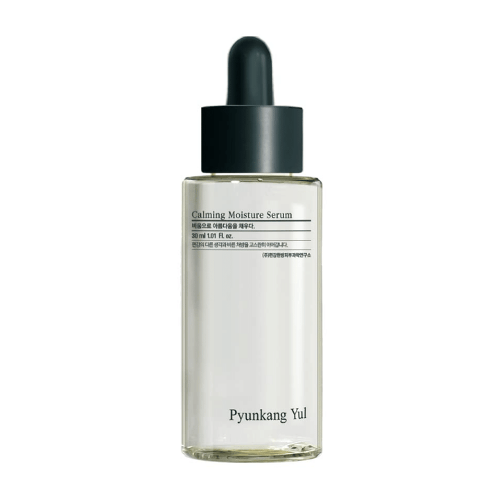 En flaska Pyunkang Yul Calming Moisture Serum 30ml med cica-extrakt och tea tree-extrakt på vit bakgrund.